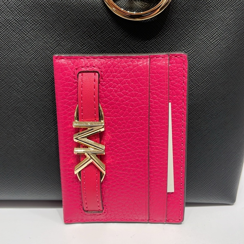 MICHAEL KORS
Reed Large Pebbled Leather Card Holder Case
Electric Pink
NWT - Picture 11 of 16